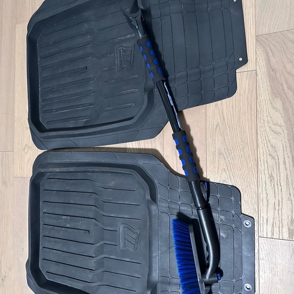 Winter Car Mats and Snow Broom

Brand: MotoMaster - Picture 2 of 2